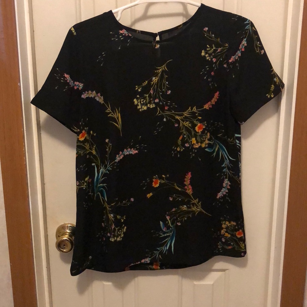 Floral Short sleeved Keyhole-back Top